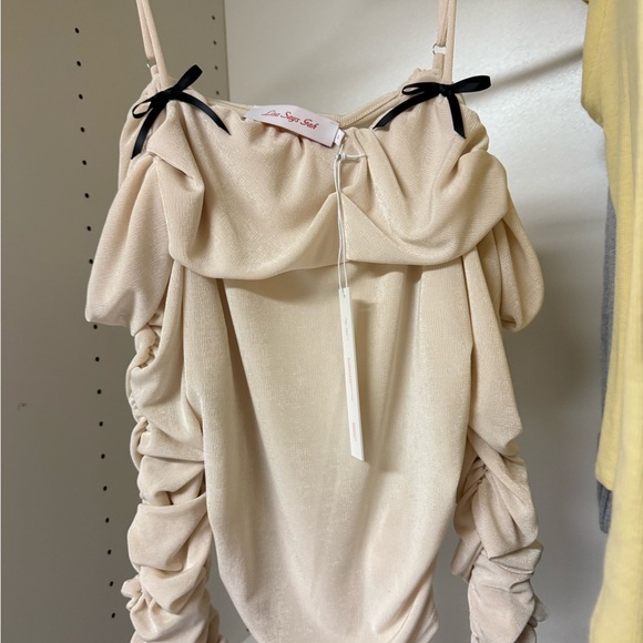 Lisa Says Gah- Rosa Off-Shoulder Top NWT - Picture 4 of 5